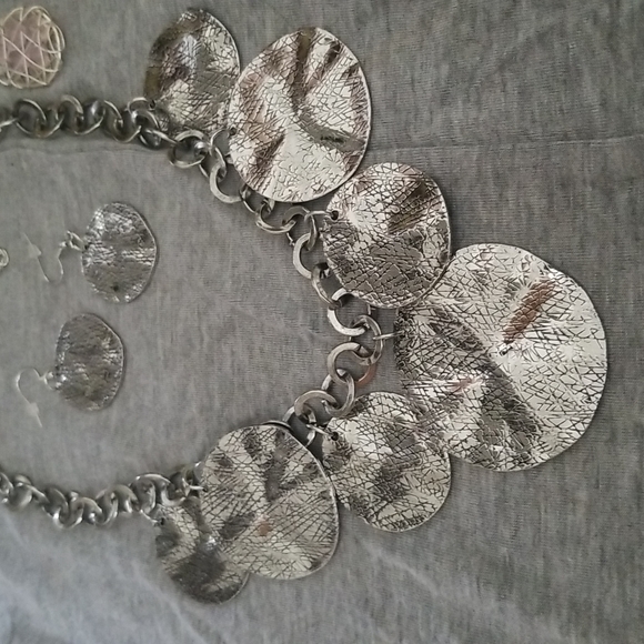 3 for 15.00 Silvertone statement necklace and matching earrings - Picture 2 of 4